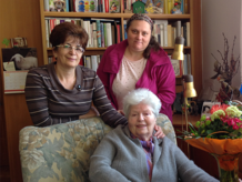 Frau Alexandrine R. mit Ihren Personenbetreuerinnen, Frau Olga Skybova und Frau Marinela Pantalici.