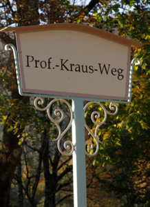 Anlässlich seines 90. Geburtstages hat die Gemeinde Strobl eine Straße nach ihm benannt.