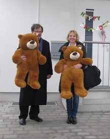 Unser Obmann, Herr Dr. Weinbörmair und unsere Gebietsleiterin für Niederösterreich, Frau DGKS Gerlinde Weiß mit den Geburtstagsbären