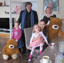 Unser Obmann, Herr Dr. Weinbörmair und unsere Gebietsleiterin für Niederösterreich Frau DGKS Gerlinde Weiß überreichten den beiden Zwillingsschwestern zwei große Teddybären