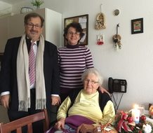Dr. Gerhard Weinbörmair mit Frau Anna H. aus Wels und ihrer Personenbetreuerin, Frau Mariana D. aus Rumänien