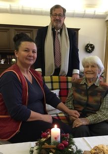 Dr. Gerhard Weinbörmair mit Frau Pauline K. aus Wels und ihrer Personenbetreuerin, Frau Milodinca V. aus Rumänien