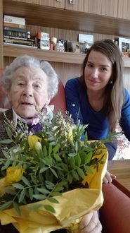 Frau Anna B. mit unserer Gebietsleiterin für Niederöterreich, Frau Gerlinde Weiß
