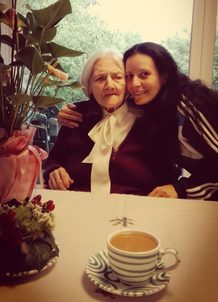 Das Geburtstagskind mit ihrer Personenbetreuerin Frau Daniela D. aus Rumänien.