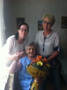 Auf dem Bild rechts hinten ihre Personenbetreuerin Ewa L. aus Polen und daneben unsere Gebietsbetreuerin Frau Kerstin Rauscher, diplomierte Gesundheits- und Krankenschwester.